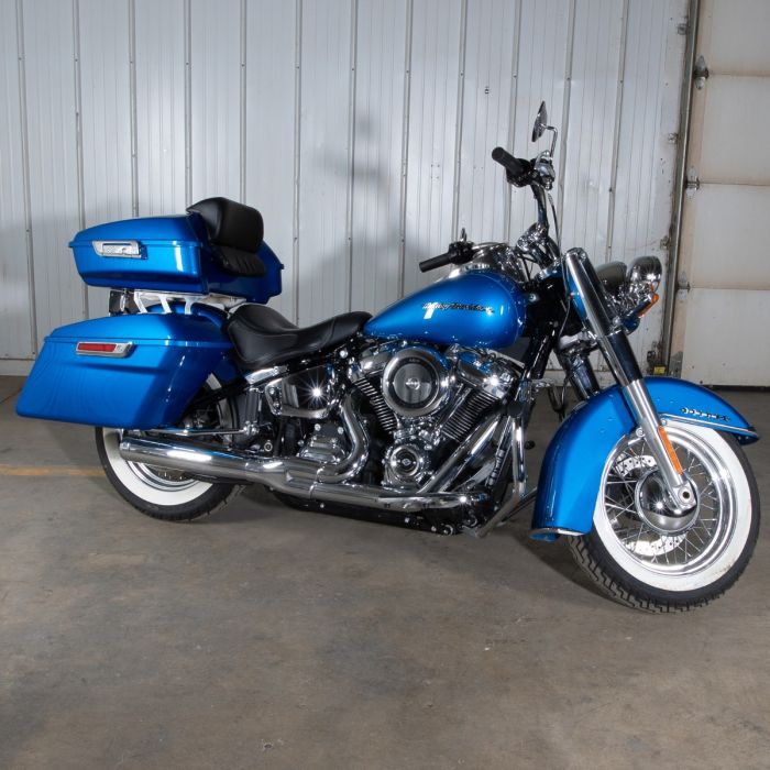 Vivid Black Harley® Touring Chopped Tour Pack w/ Slim Backrest