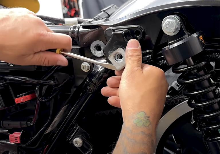 3._removing_saddlebag_nut_clip